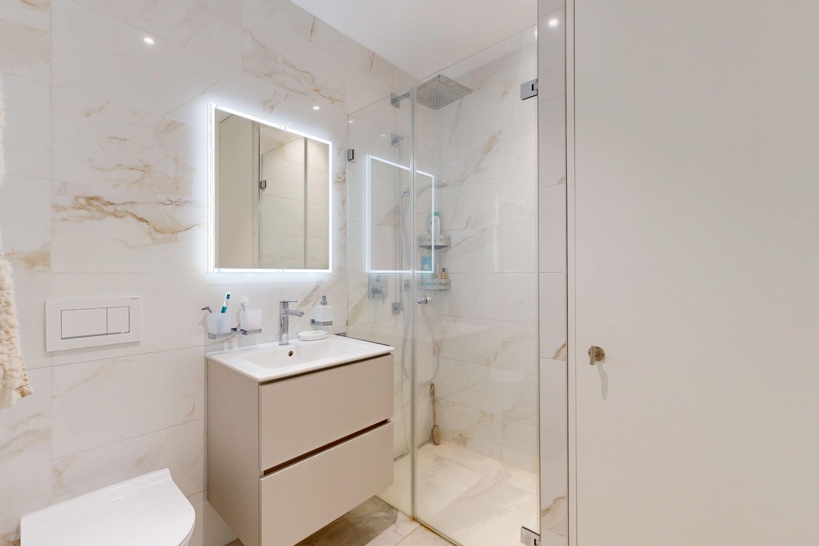 salle de bains avec miroir, salle de bain complète, lavabo (ou coiffeuse selon le contexte), douche, et light floor