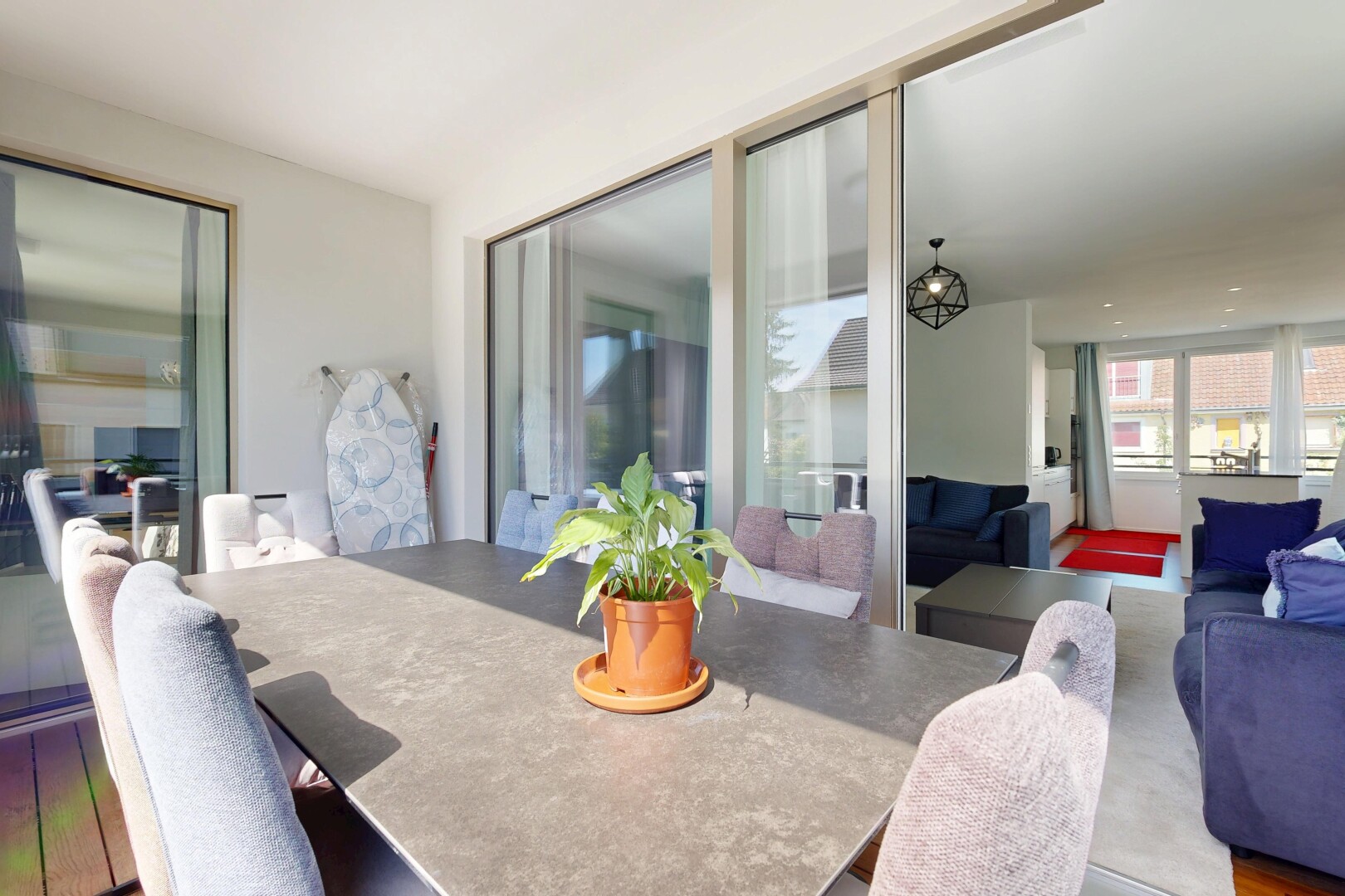 terrasse avec coin repas extérieur et property visible