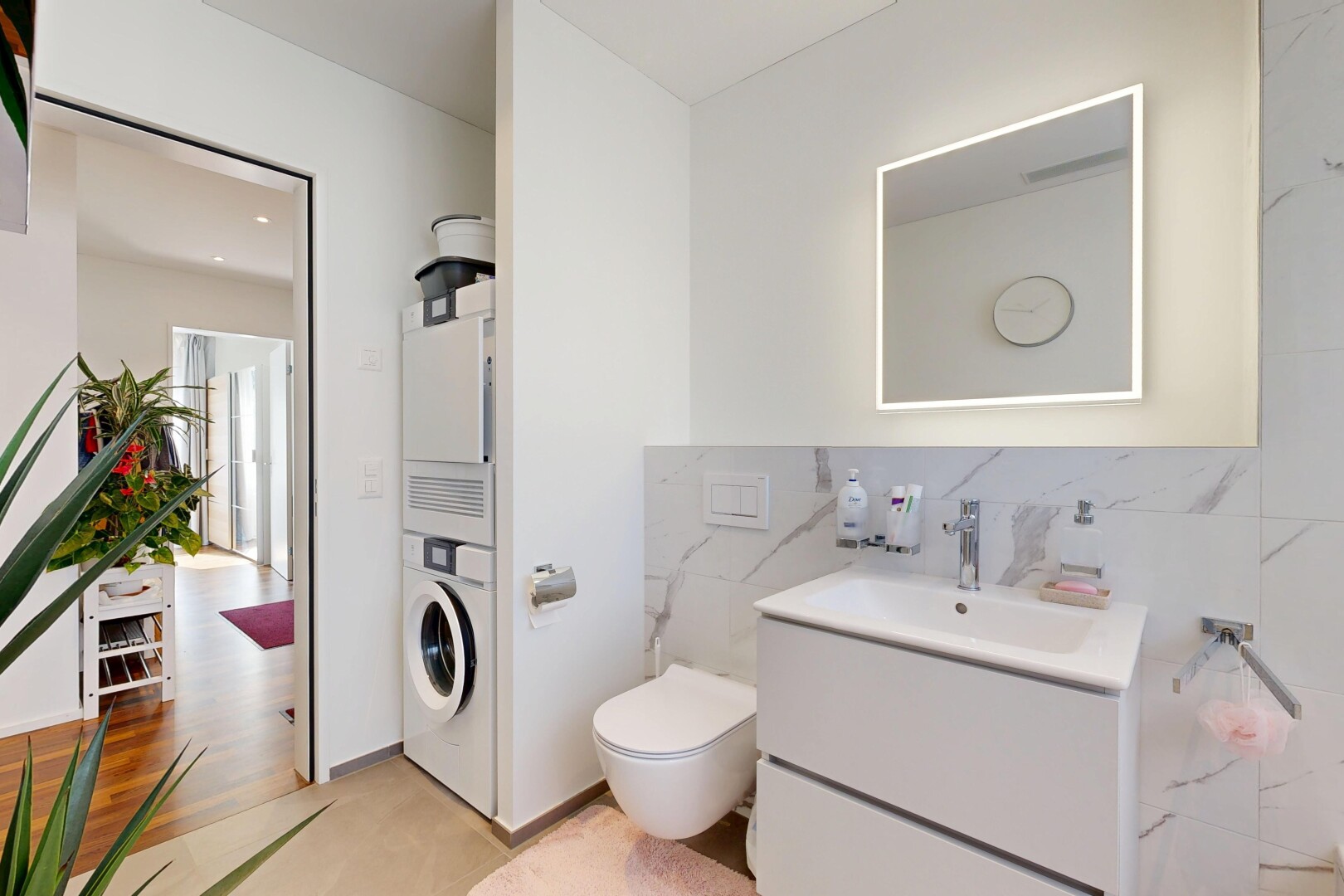 salle de bains avec light floor, inside property, lavabo (ou coiffeuse selon le contexte), cloison sèche, et drywall
