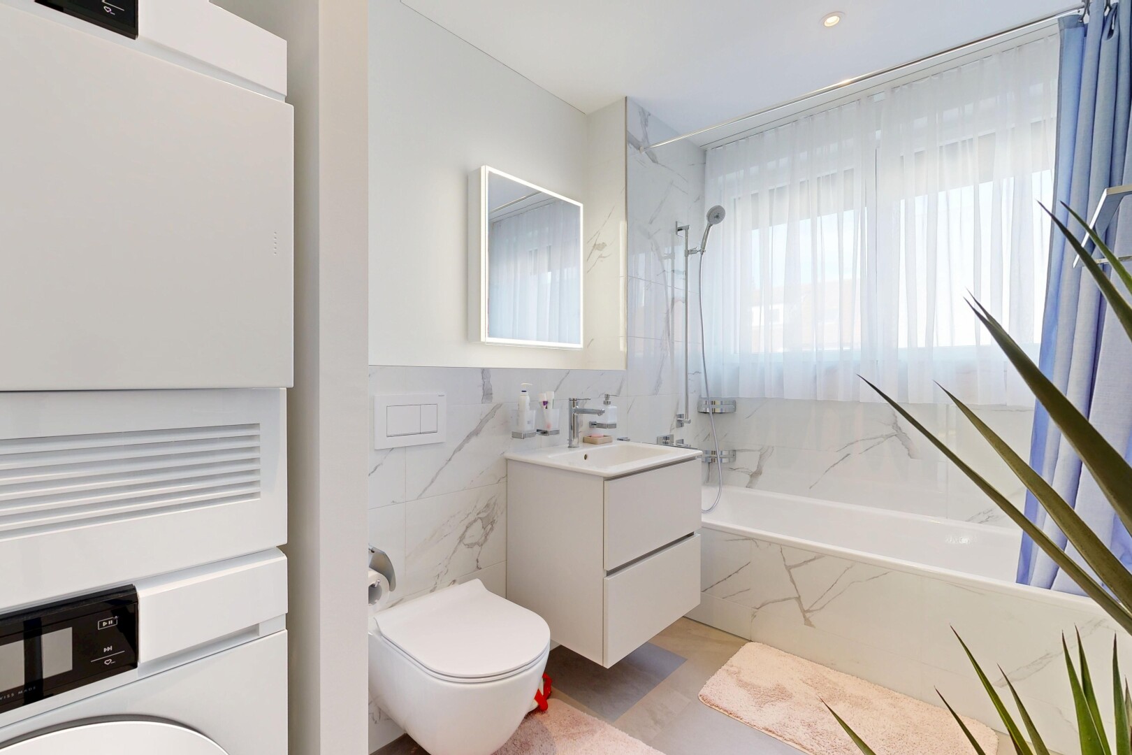 salle de bains avec salle de bain complète, lavabo (ou coiffeuse selon le contexte), lumière naturelle, natural light, et inside property