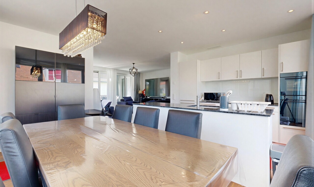 salle à manger avec inside property, light floor, cloison sèche, drywall, et éclairage encastré