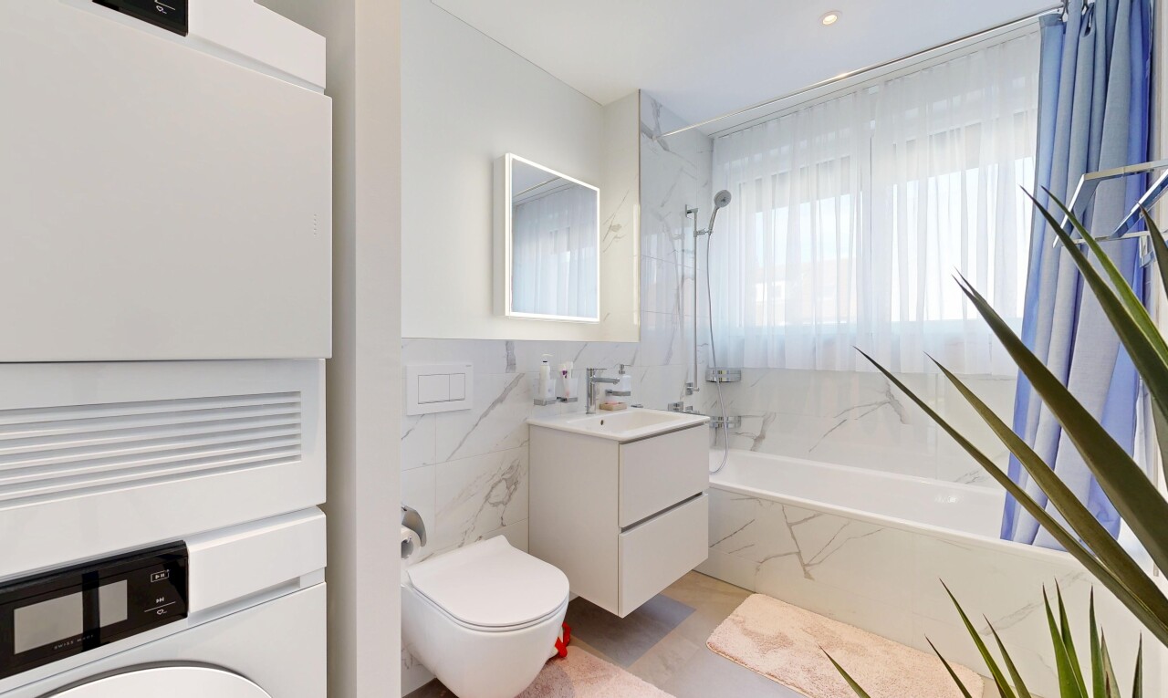 salle de bains avec salle de bain complète, lavabo (ou coiffeuse selon le contexte), lumière naturelle, natural light, et inside property