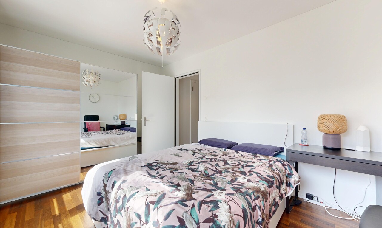 chambre avec inside property, cloison sèche, drywall, sol en finition bois, et wood finish floor