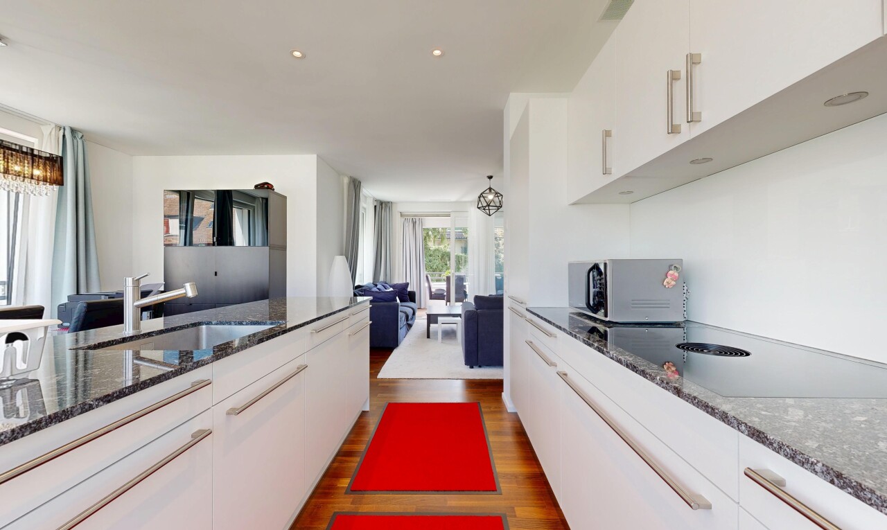cuisine avec white cabinets, armoires blanches, stone countertops, plans de travail en pierre, et évier
