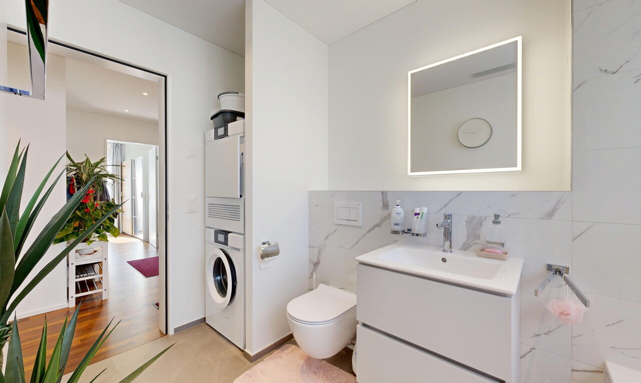 salle de bains avec light floor, inside property, lavabo (ou coiffeuse selon le contexte), cloison sèche, et drywall
