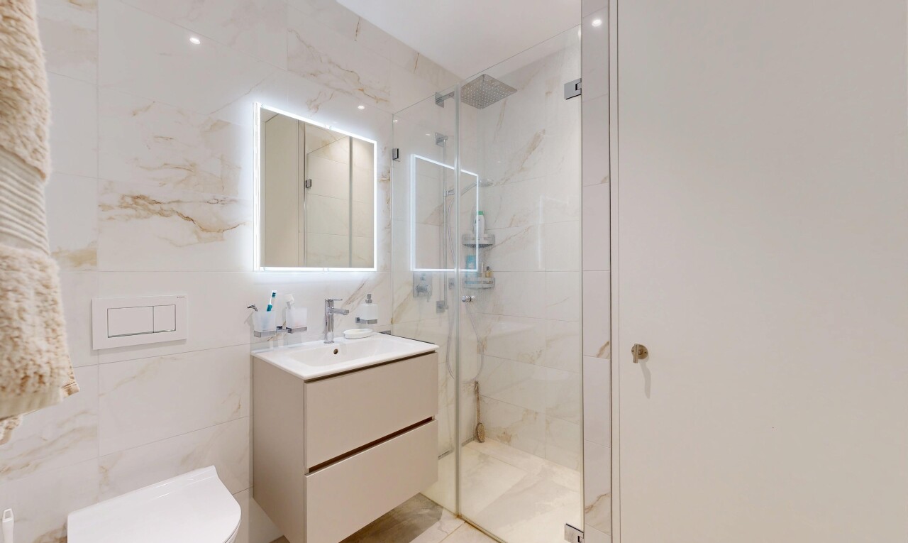 salle de bains avec miroir, salle de bain complète, lavabo (ou coiffeuse selon le contexte), douche, et light floor