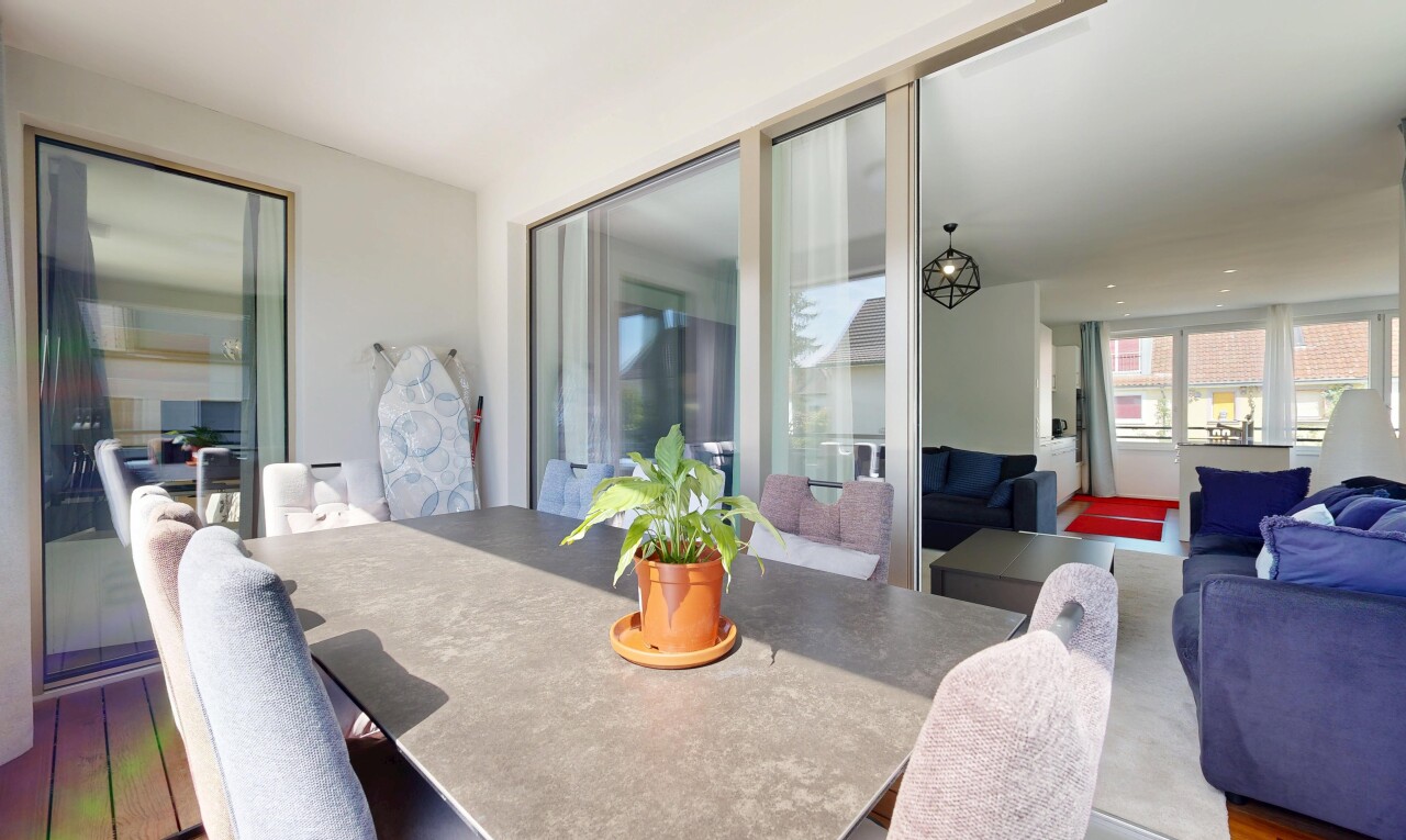 terrasse avec coin repas extérieur et property visible