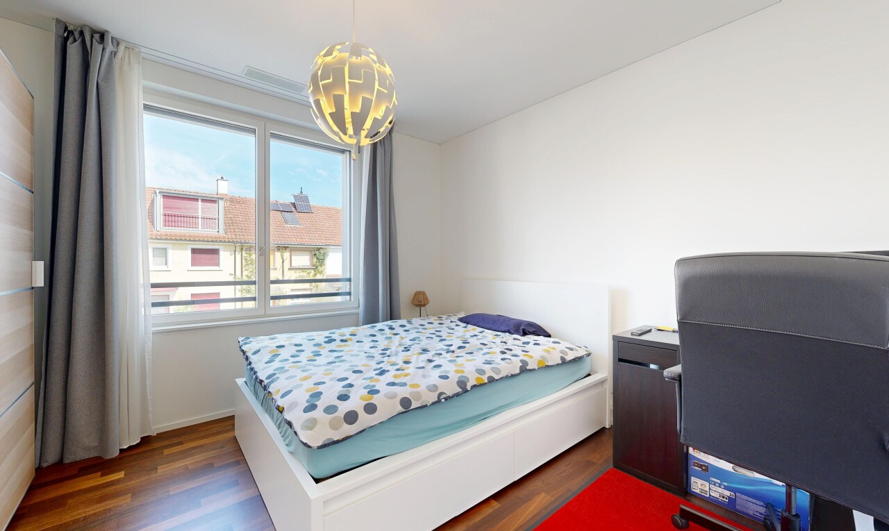 chambre avec day time, inside property, cloison sèche, drywall, et sol en finition bois