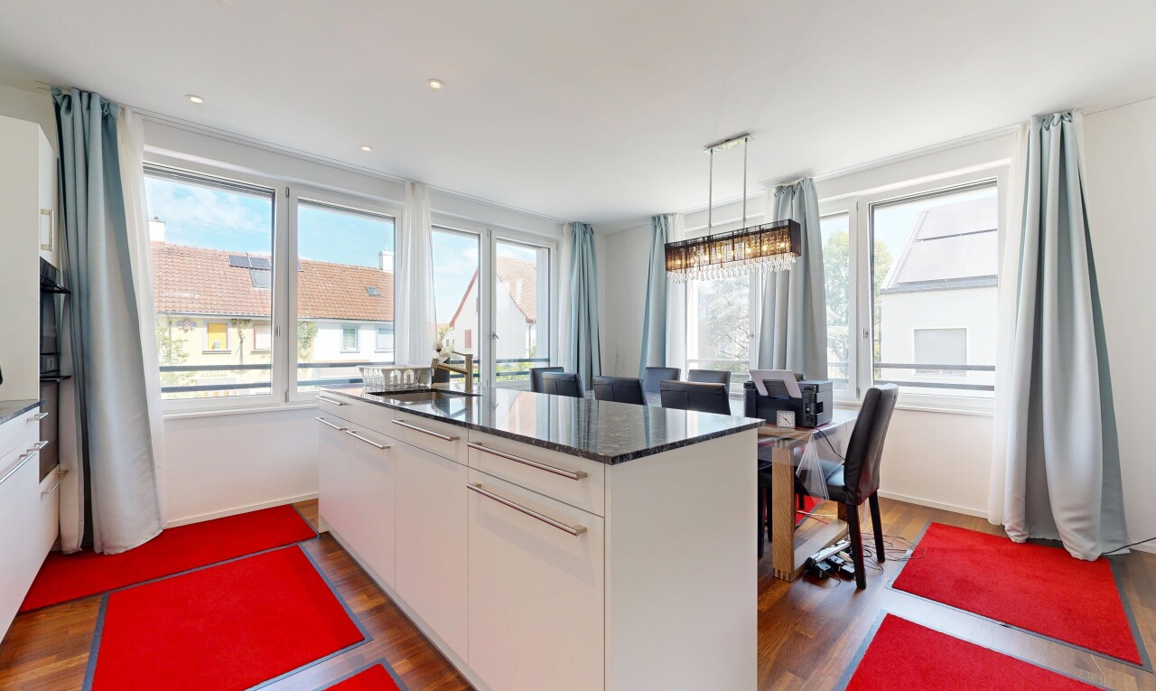 cuisine avec day time, sol en finition bois, wood finish floor, dark countertops, et plinthes murales