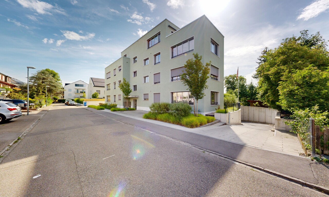 extérieur du bâtiment avec day time, apartment complex view, vue sur le complexe d'appartements, et clôture