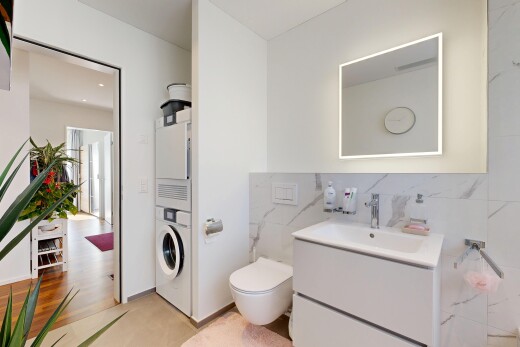 salle de bains avec light floor, inside property, lavabo (ou coiffeuse selon le contexte), cloison sèche, et drywall
