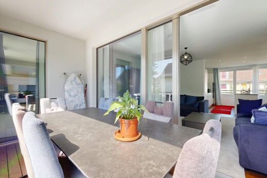 terrasse avec coin repas extérieur et property visible