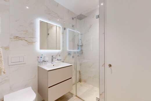 salle de bains avec miroir, salle de bain complète, lavabo (ou coiffeuse selon le contexte), douche, et light floor