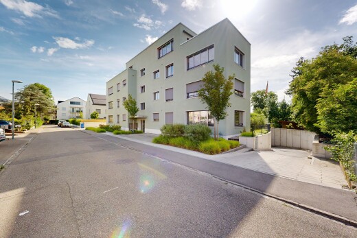extérieur du bâtiment avec day time, apartment complex view, vue sur le complexe d'appartements, et clôture