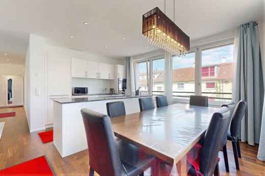 salle à manger avec inside property, day time, sol en finition bois, wood finish floor, et lumière naturelle