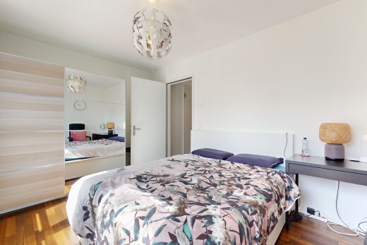 chambre avec inside property, cloison sèche, drywall, sol en finition bois, et wood finish floor