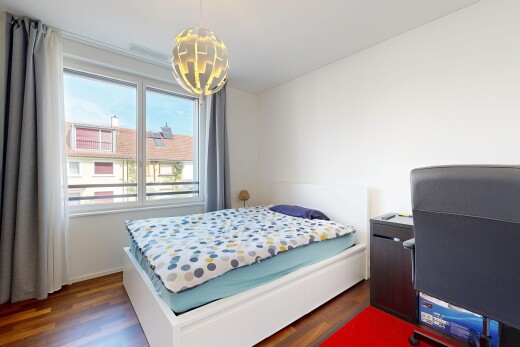 chambre avec day time, inside property, cloison sèche, drywall, et sol en finition bois
