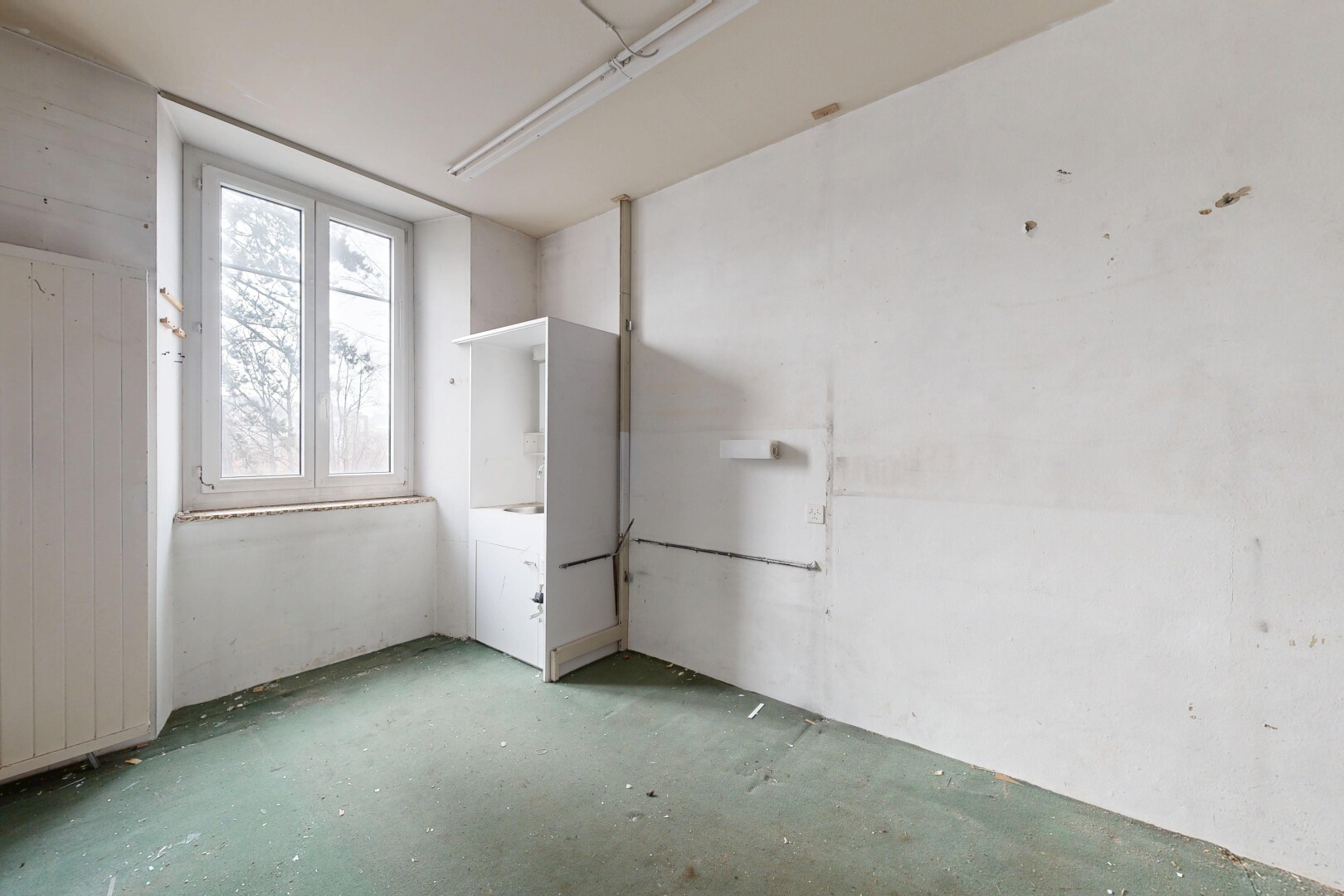pièce vide avec lumière naturelle, natural light, cloison sèche, drywall, et inside property