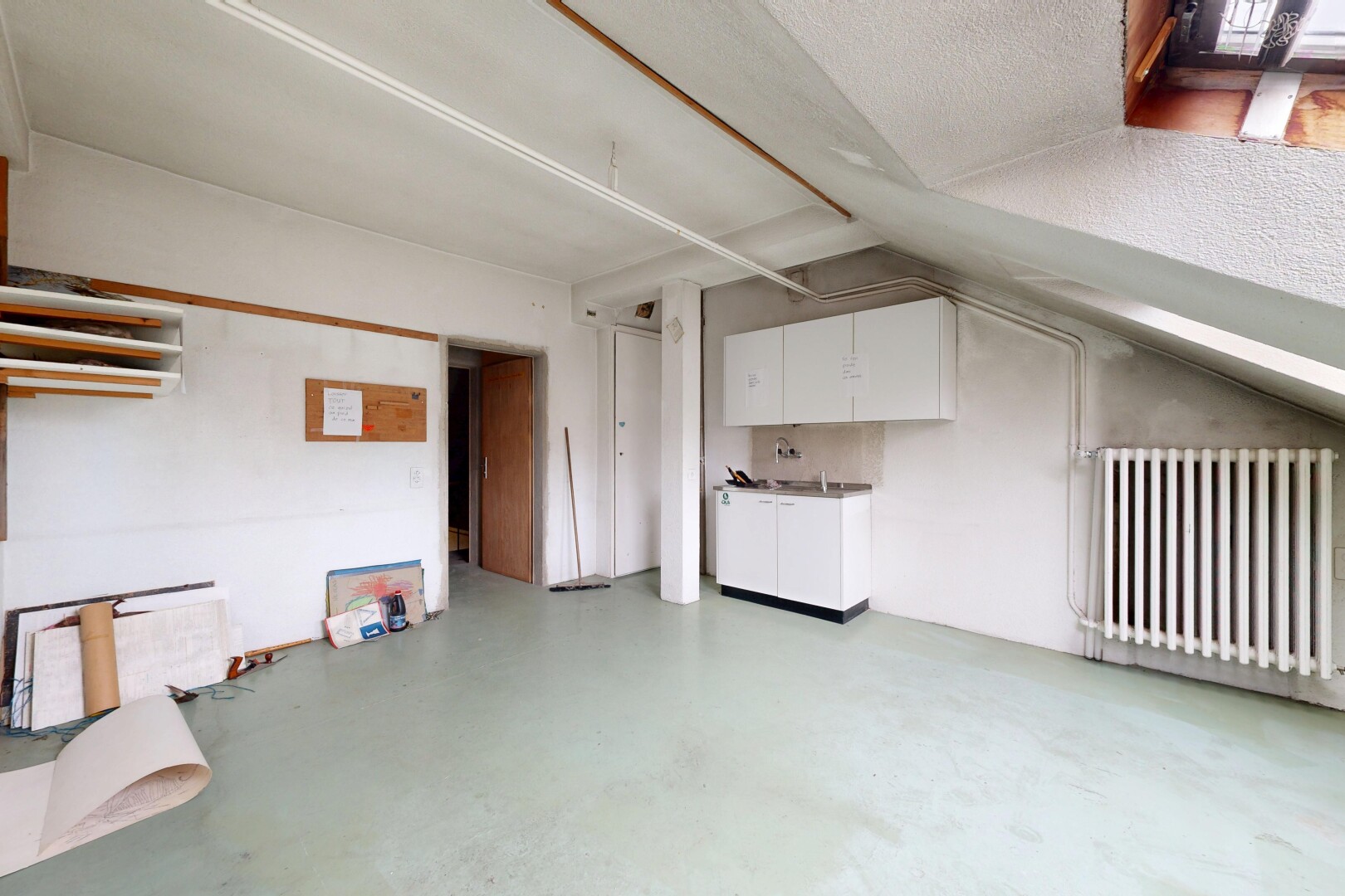 pièce vide avec radiateur, sol en béton, concrete floor, finished concrete floor, et inside property