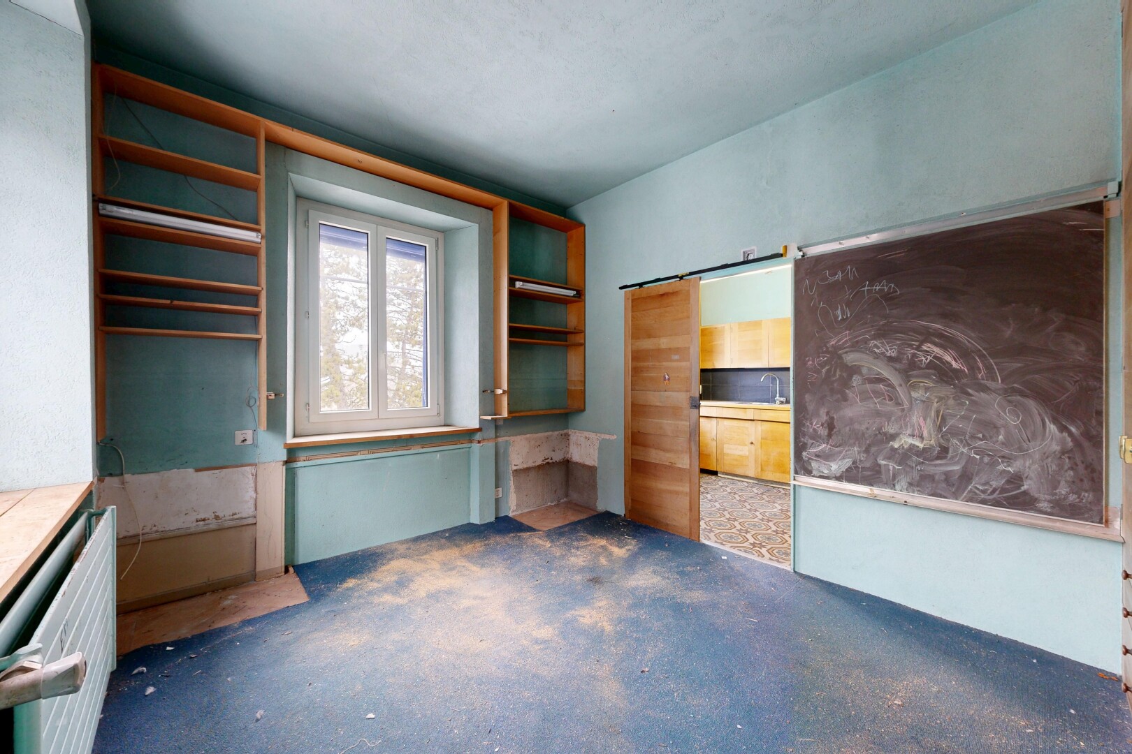 pièce vide avec inside property, cloison sèche, drywall, moquette, et carpet