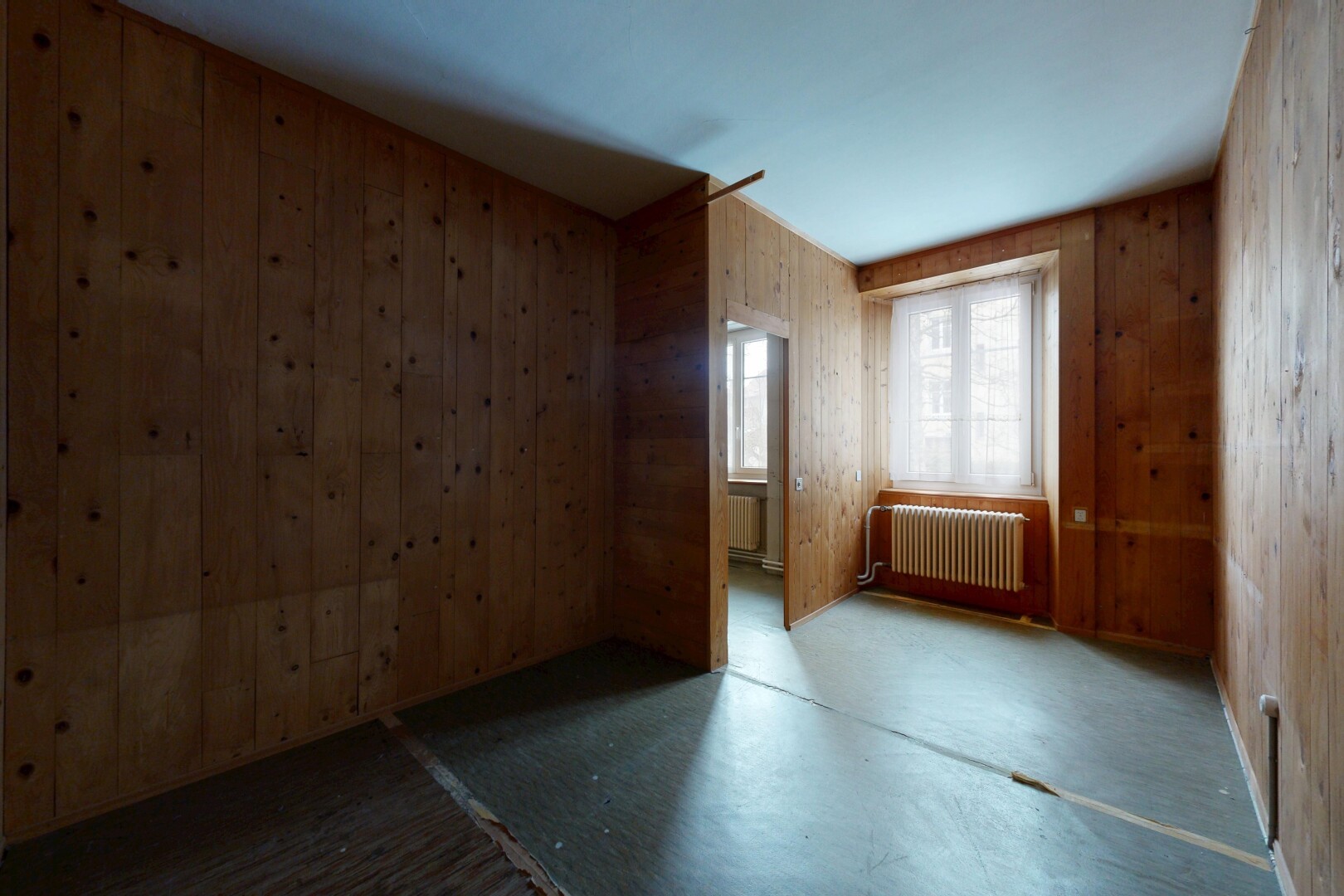 pièce vide avec radiateur, inside property, lumière naturelle, natural light, et mur en bois