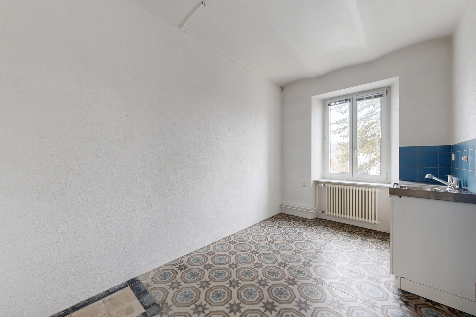 pièce vide avec radiateur, lumière naturelle, natural light, inside property, et sol en vinyle