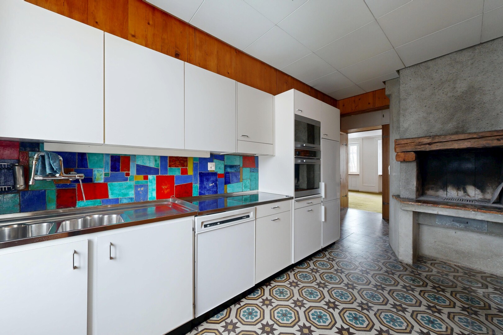 cuisine avec armoires blanches, white cabinets, lave-vaisselle, inside property, et four