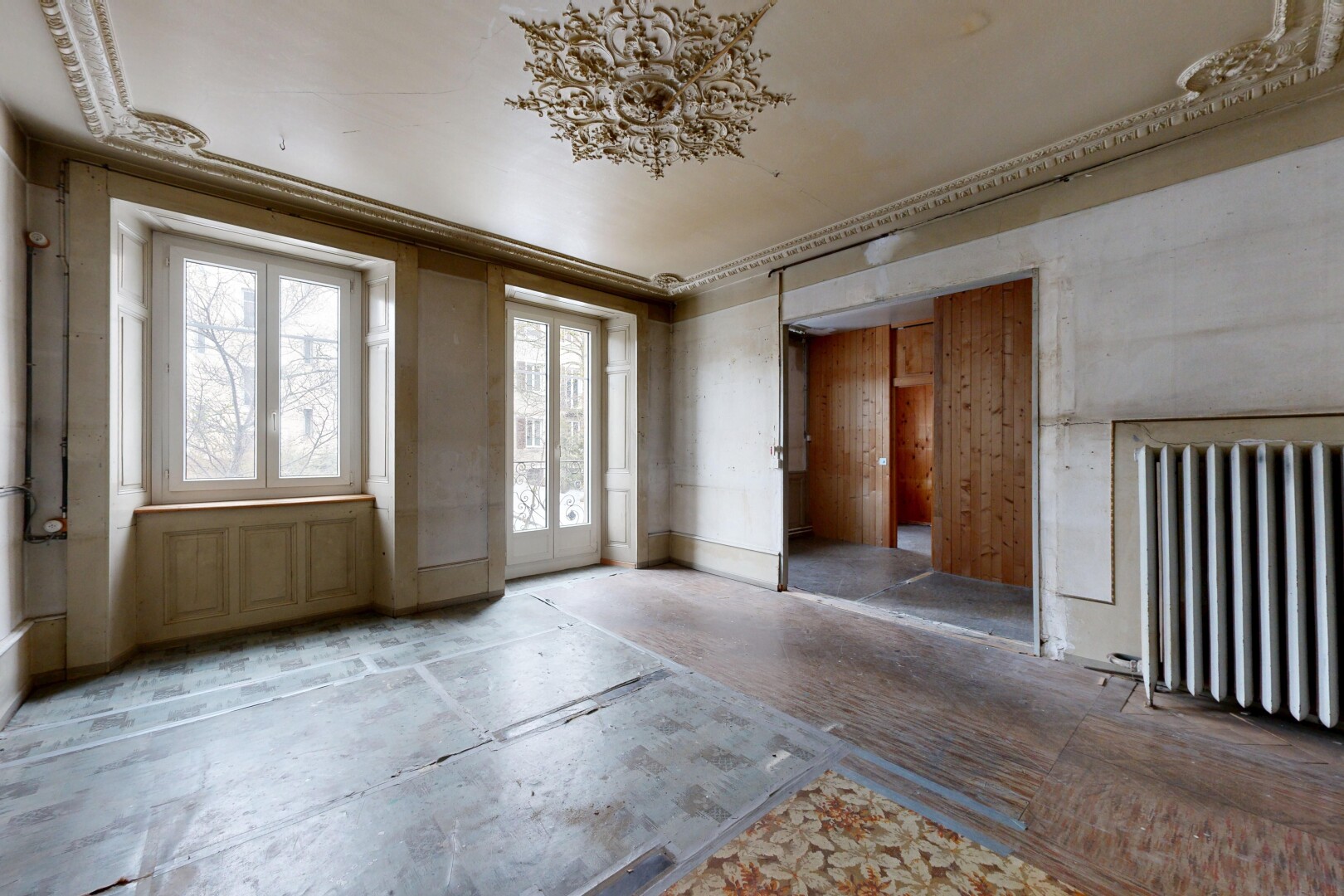 pièce vide avec radiateur, inside property, unfinished floor, natural light, et lumière naturelle