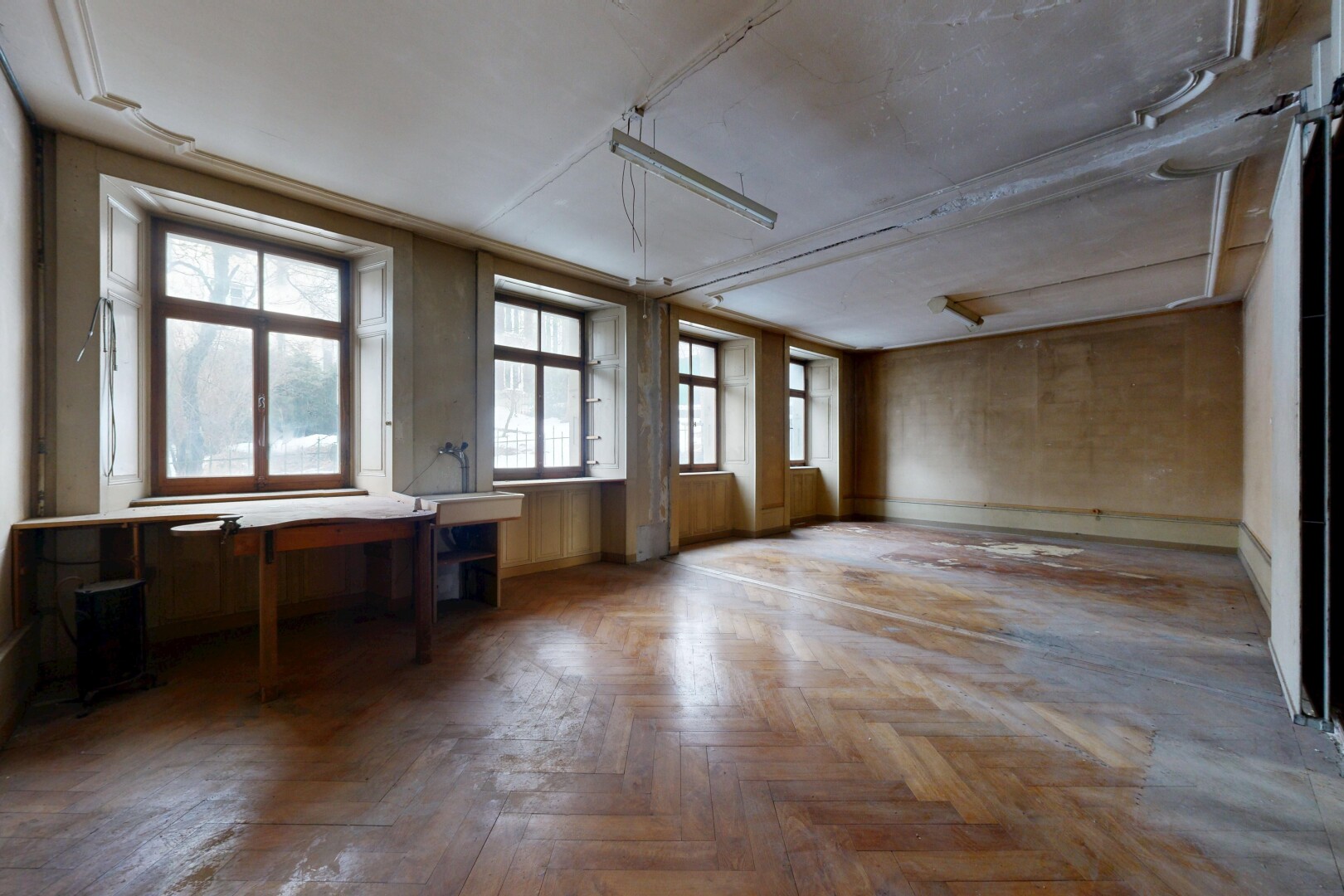 pièce vide avec sol en finition bois, wood finish floor, parquet floor, inside property, et lumière naturelle