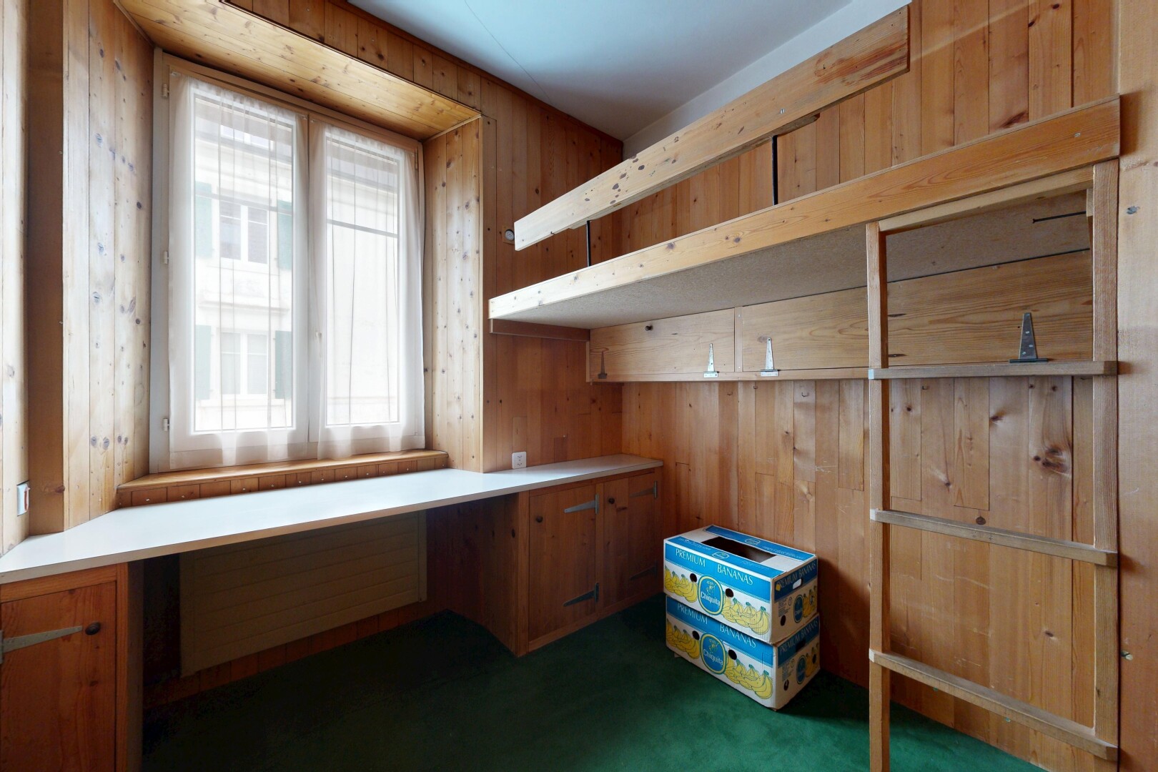 chambre avec mur en bois, wood wall, lumière naturelle, natural light, et inside property