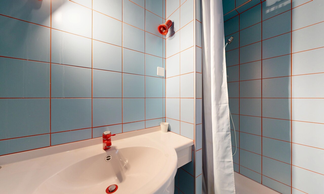 salle de bains avec douche, salle de bain complète, évier, et lavabo (ou coiffeuse selon le contexte)