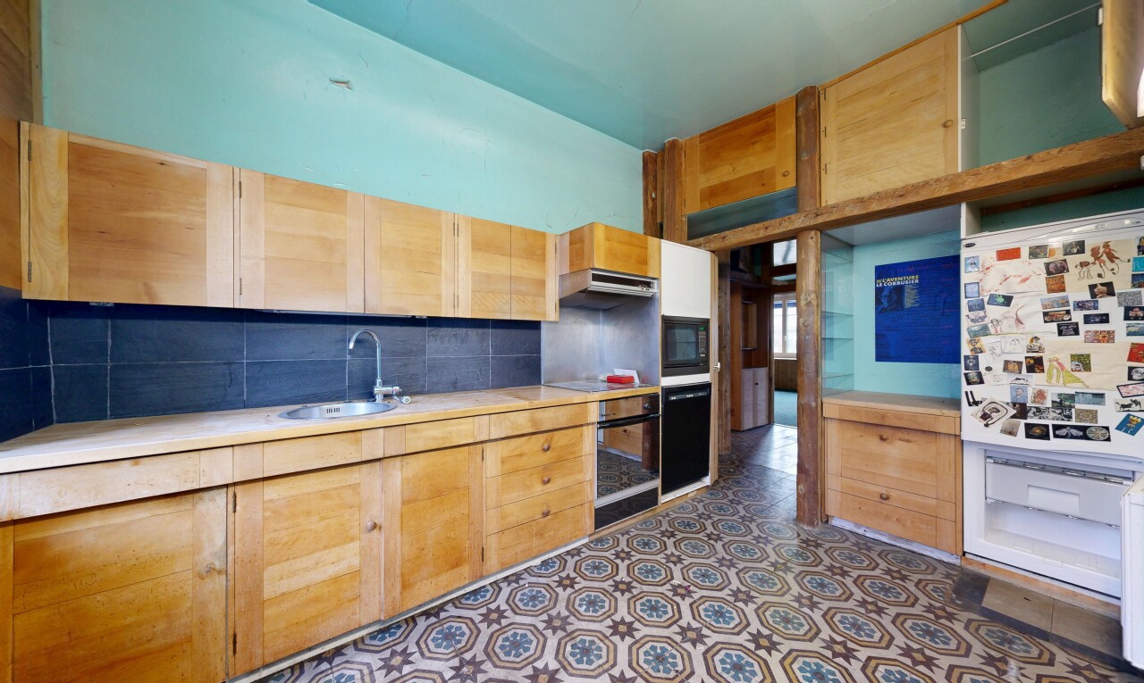 cuisine avec light countertops, wood edge countertops, armoires marron clair, light brown cabinets, et plans de travail en carrelage