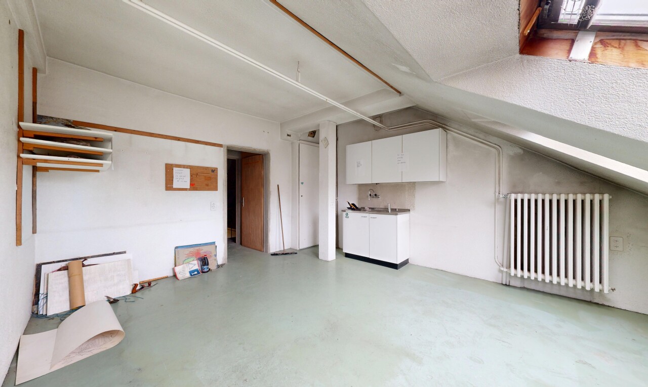 pièce vide avec radiateur, sol en béton, concrete floor, finished concrete floor, et inside property