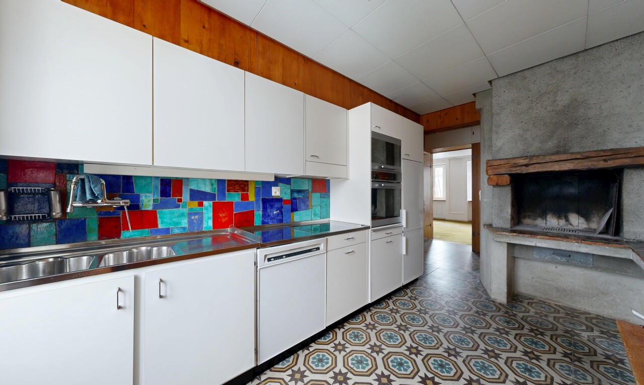 cuisine avec armoires blanches, white cabinets, lave-vaisselle, inside property, et four
