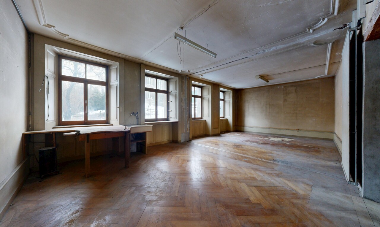 pièce vide avec sol en finition bois, wood finish floor, parquet floor, inside property, et lumière naturelle