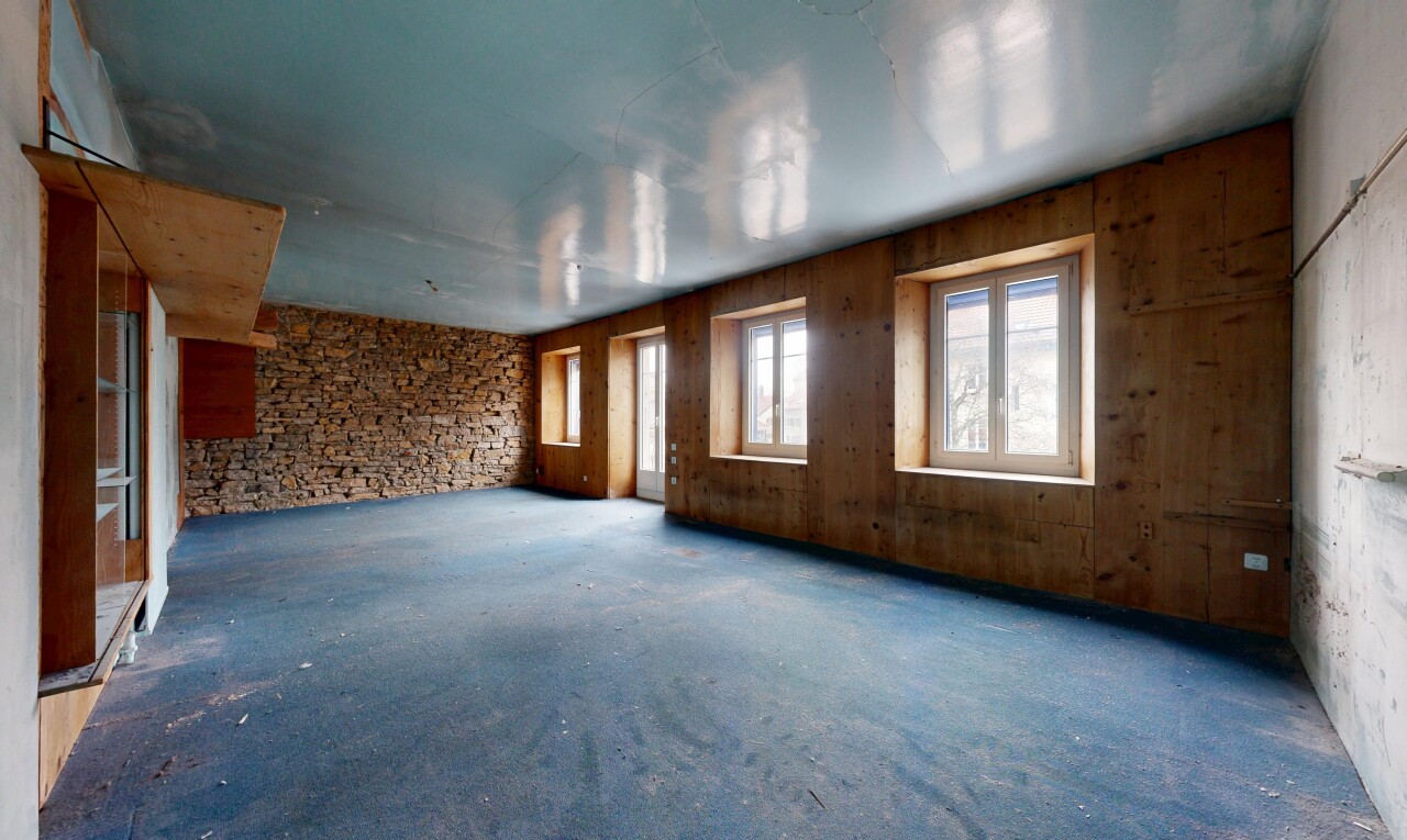 pièce vide avec inside property, carpet, moquette, natural light, et lumière naturelle