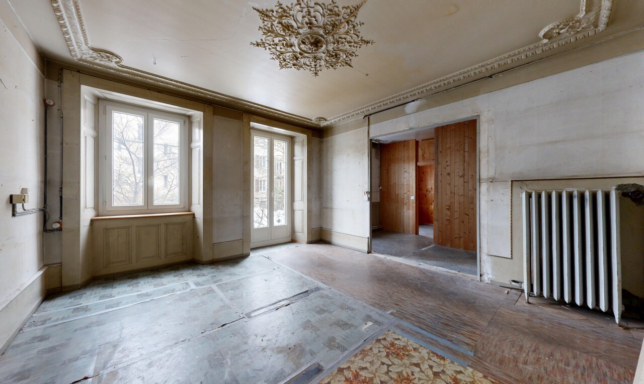 pièce vide avec radiateur, inside property, unfinished floor, natural light, et lumière naturelle