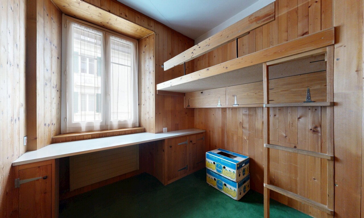 chambre avec mur en bois, wood wall, lumière naturelle, natural light, et inside property