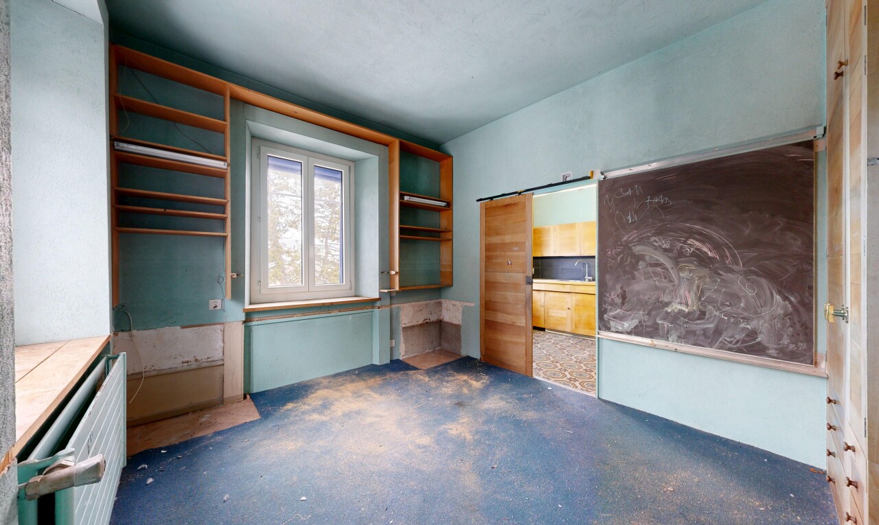pièce vide avec inside property, cloison sèche, drywall, moquette, et carpet
