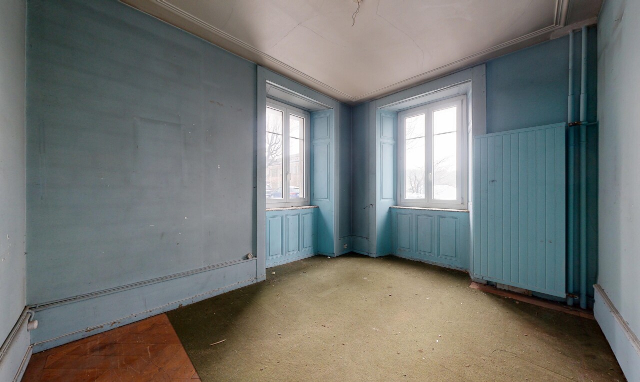 pièce vide avec inside property, cloison sèche, drywall, lumière naturelle, et natural light