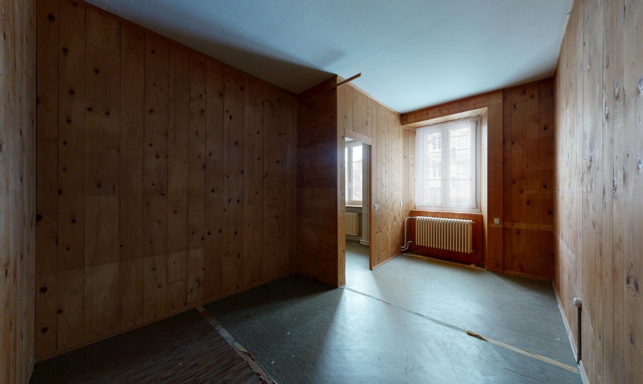pièce vide avec radiateur, inside property, lumière naturelle, natural light, et mur en bois