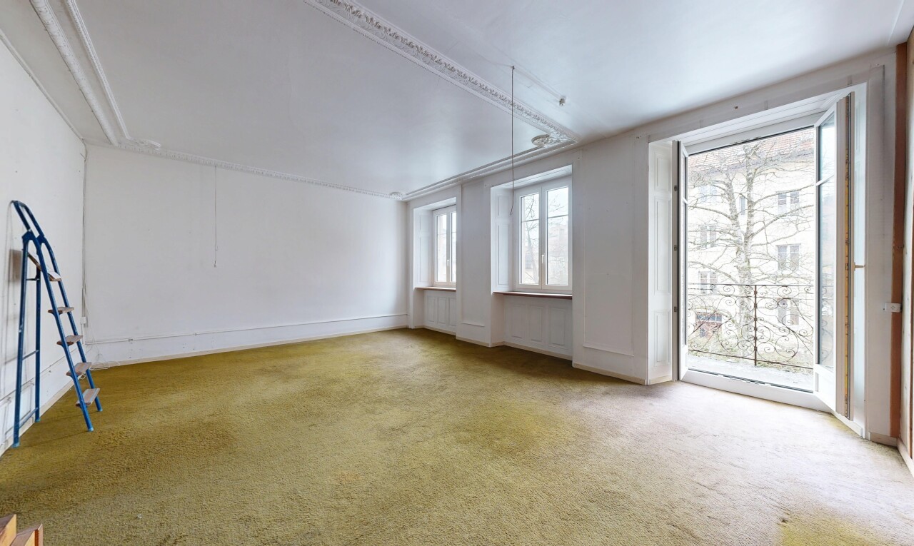 pièce vide avec moquette, carpet, inside property, lumière naturelle, et natural light