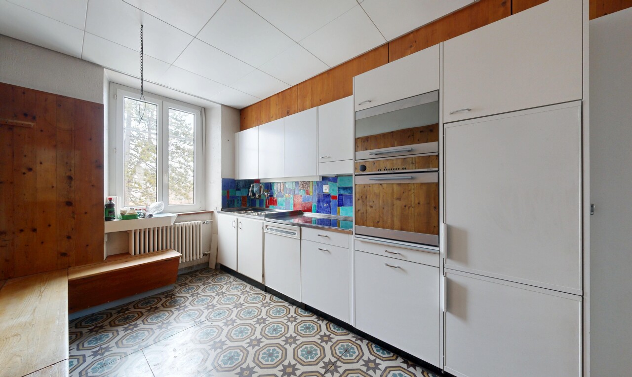 cuisine avec four, radiateur, lumière naturelle, natural light, et inside property