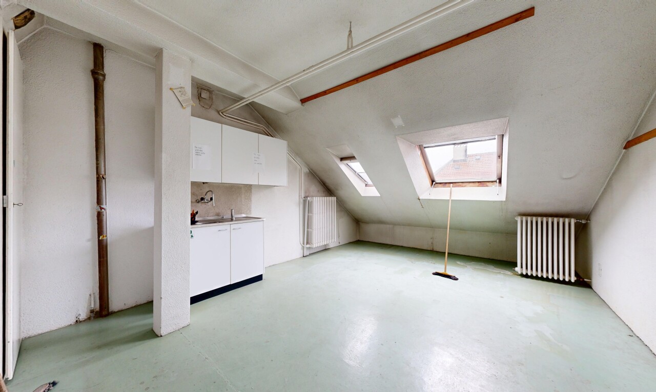 pièce vide avec radiateur, concrete floor, sol en béton, inside property, et light floor