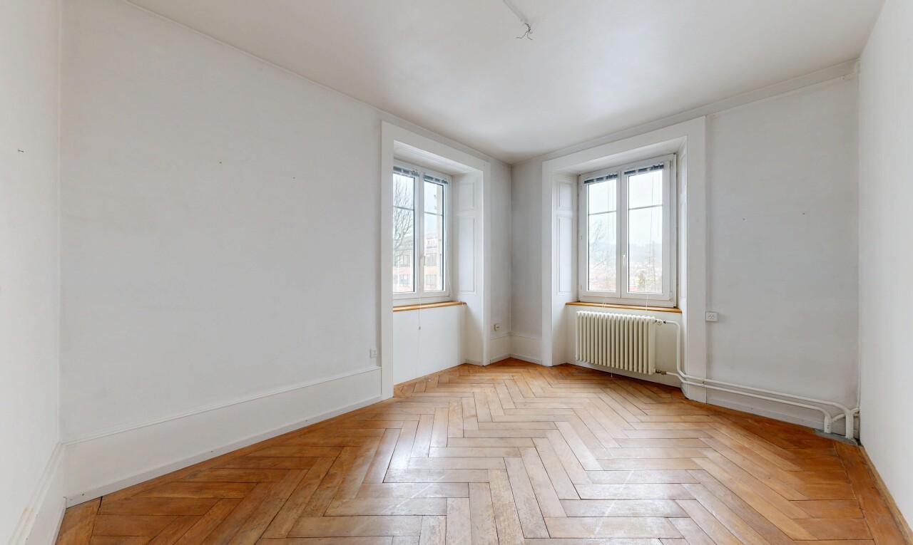 pièce vide avec parquet floor, sol en finition bois, wood finish floor, cloison sèche, et drywall