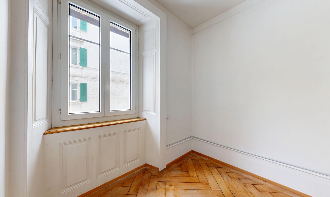 pièce vide avec parquet floor, sol en finition bois, wood finish floor, inside property, et lumière naturelle