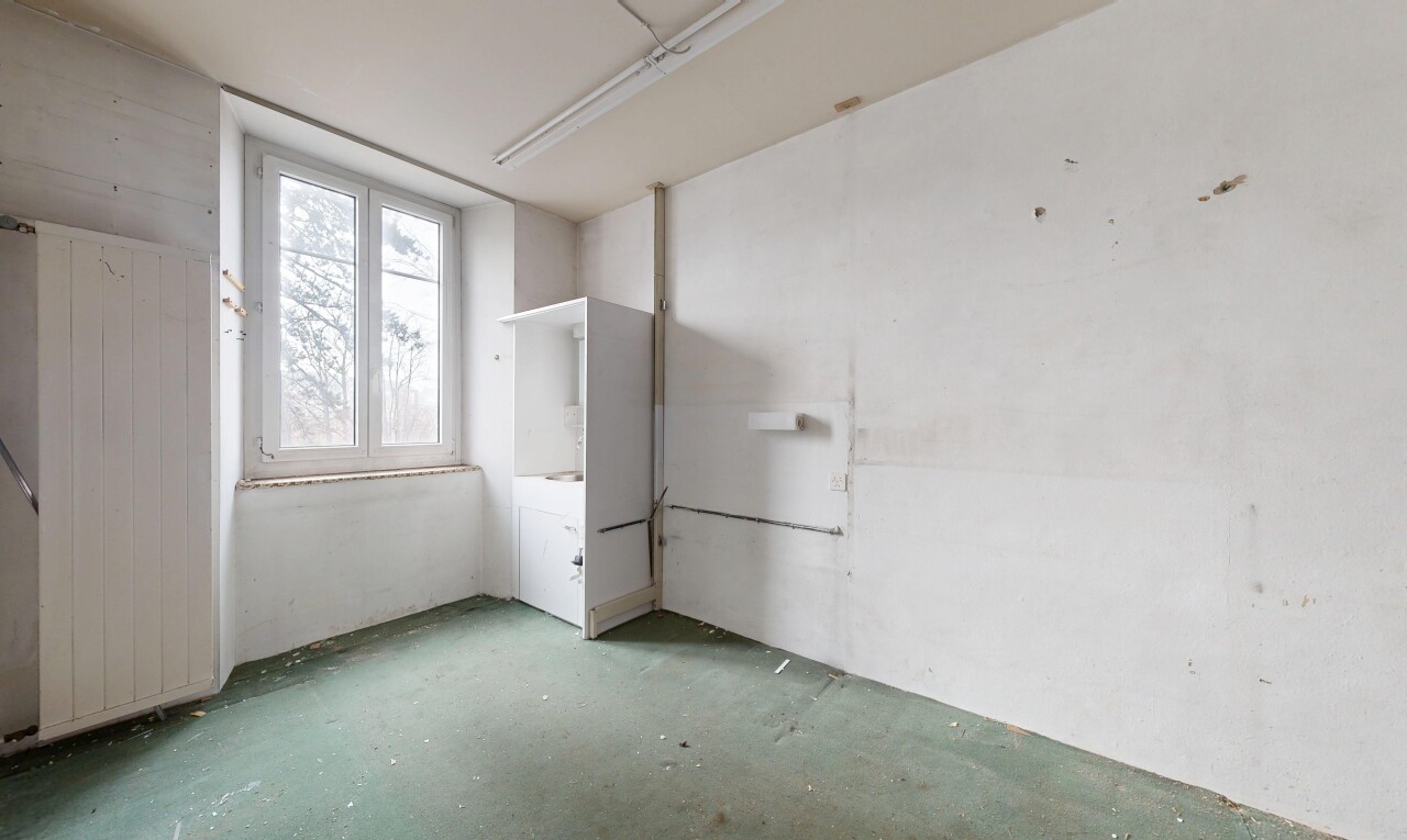 pièce vide avec lumière naturelle, natural light, cloison sèche, drywall, et inside property