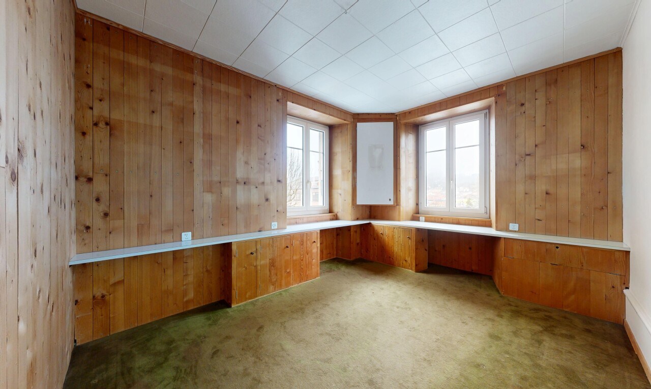 pièce vide avec moquette, carpet, inside property, mur en bois, et wood wall