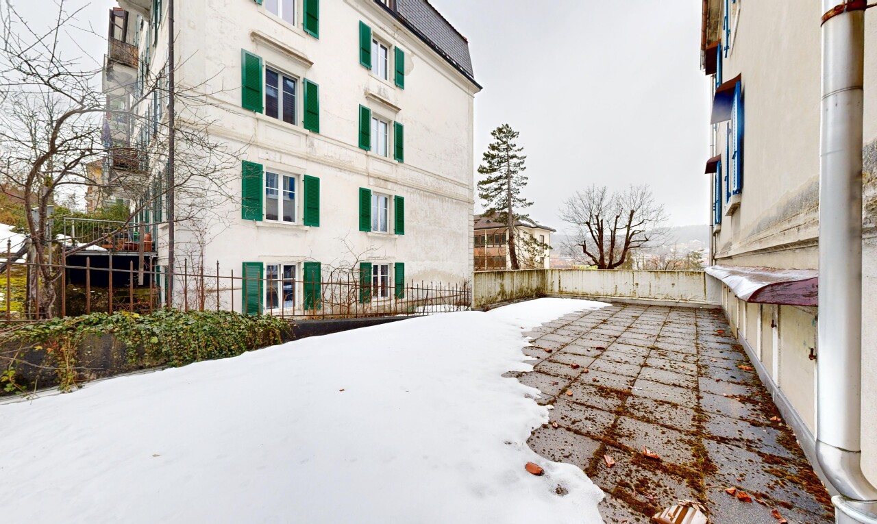extérieur du bâtiment avec snow, clôture, vue sur le complexe d'appartements, apartment complex view, et from community