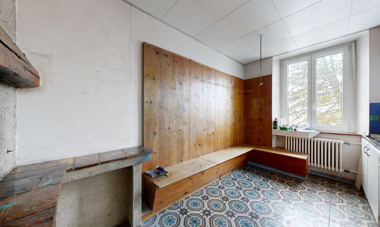 chambre avec radiateur, mur en bois, wood wall, inside property, et sol en vinyle